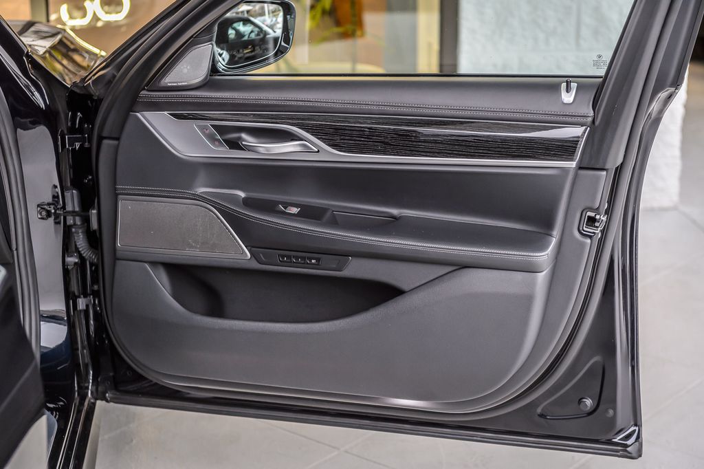 2019 BMW 7 Series 740i M SPORT - NAV - PANO ROOF - CARBON CORE - GORGEOUS - 22977039 - 55