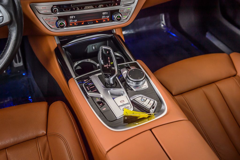 2019 BMW 7 Series 740i xDRIVE - M SPORT - BEST COLORS - NAV - PANO ROOF - LOADED - 22994323 - 32