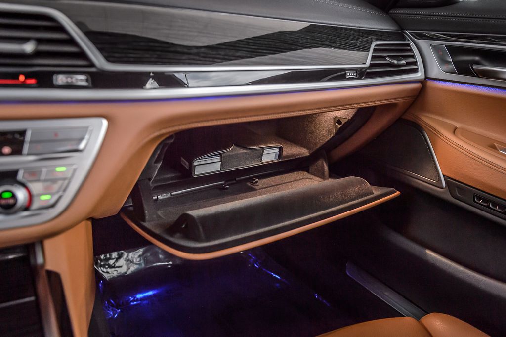 2019 BMW 7 Series 740i xDRIVE - M SPORT - BEST COLORS - NAV - PANO ROOF - LOADED - 22994323 - 37