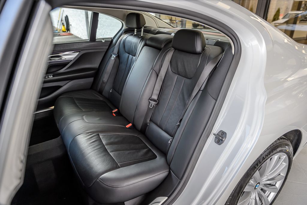 2019 BMW 7 Series 740i xDRIVE - NAV - PANO ROOF - BLUETOOTH - BACKUP CAM - MUSTSEE - 22994332 - 40