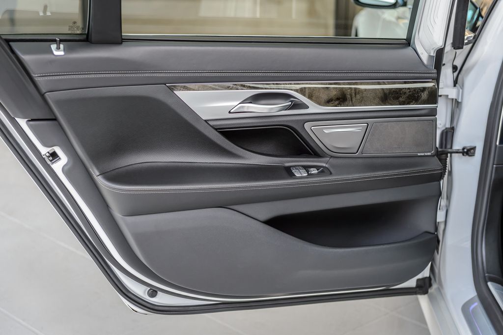 2019 BMW 7 Series 740i xDRIVE - NAV - PANO ROOF - BLUETOOTH - BACKUP CAM - MUSTSEE - 22994332 - 52