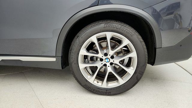 2019 BMW X5 xDrive50i SAV with Executive & Driving Assistance Pro. Packages - 22944671 - 8