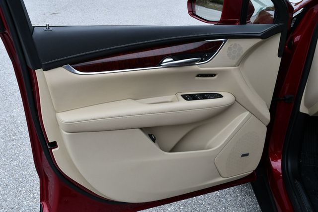 2019 Cadillac XT5 FWD 4 Door Luxury W/Blind Zone Alert and Rear Vision Camera - 23033423 - 10