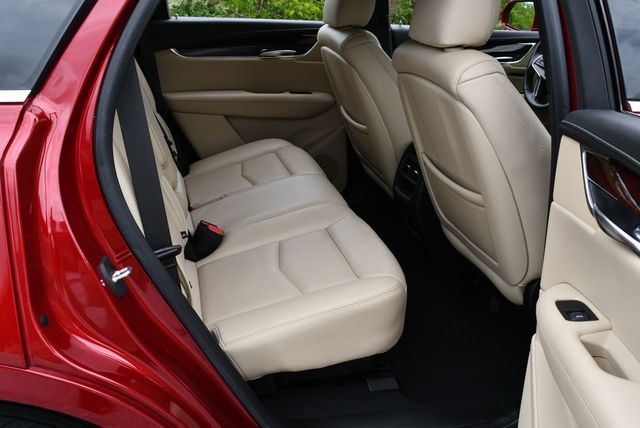 2019 Cadillac XT5 FWD 4 Door Luxury W/Blind Zone Alert and Rear Vision Camera - 23033423 - 17