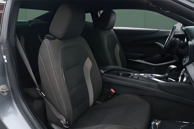 2019 Chevrolet Camaro 2dr Coupe 1LT - 22980229 - 19