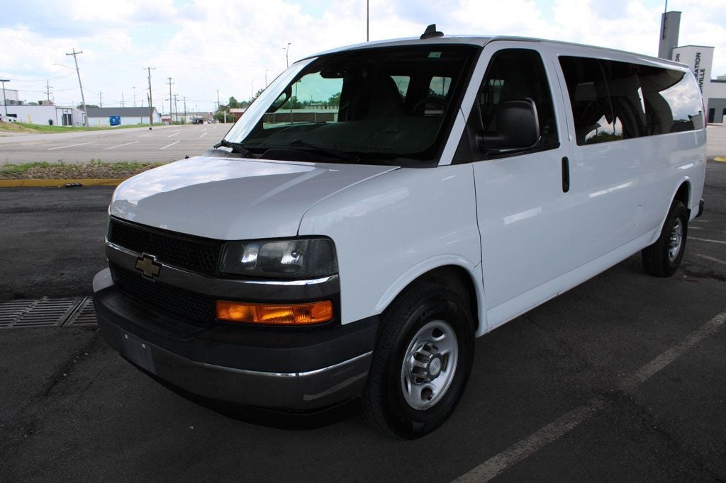 2019 Chevrolet Express Passenger RWD 3500 155" LT - 23047934 - 1