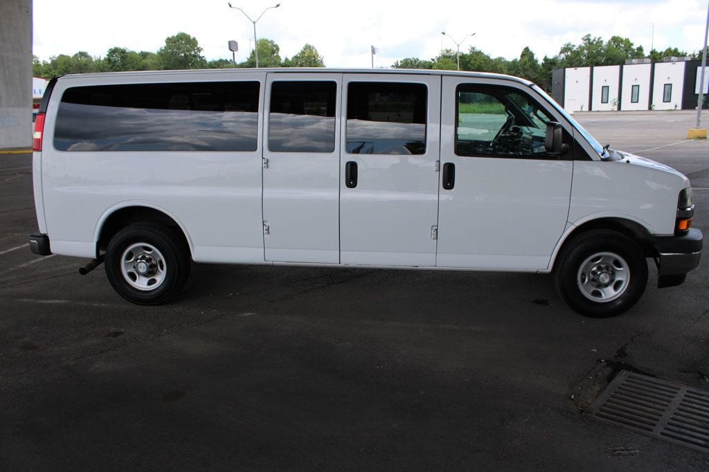 2019 Chevrolet Express Passenger RWD 3500 155" LT - 23047934 - 4