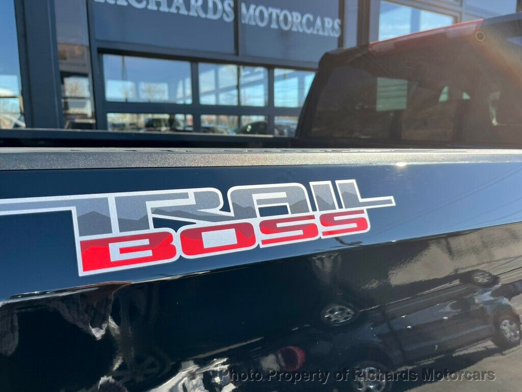 2019 Chevrolet Silverado 1500 4WD Crew Cab 147" Custom Trail Boss - 22405410 - 3