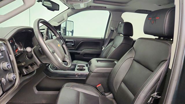 2019 Chevrolet Silverado 2500HD Black Widow 4WD Crew Cab 153.7'' LTZ w/ Duramax+ Pkg  - 23023585 - 18
