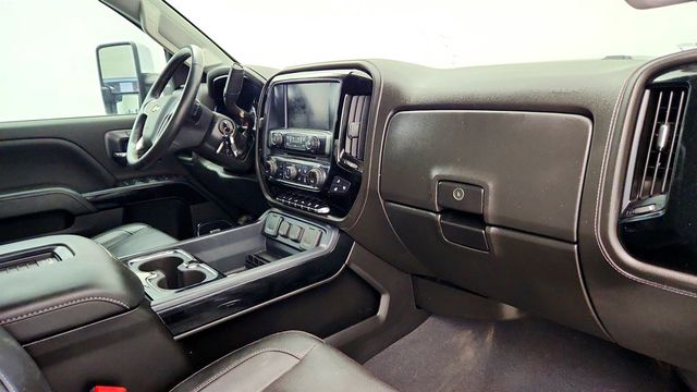 2019 Chevrolet Silverado 2500HD Black Widow 4WD Crew Cab 153.7'' LTZ w/ Duramax+ Pkg  - 23023585 - 22
