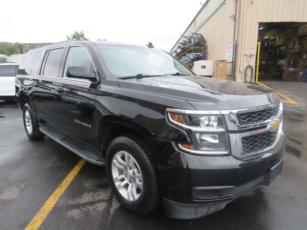 2019 Chevrolet Suburban 1500 LT photo 3