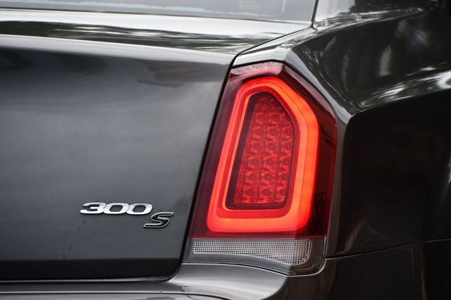 2019 Chrysler 300 300S RWD - 22866809 - 10