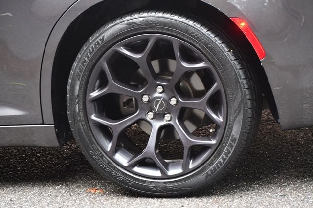 2019 Chrysler 300 300S RWD - 22866809 - 13