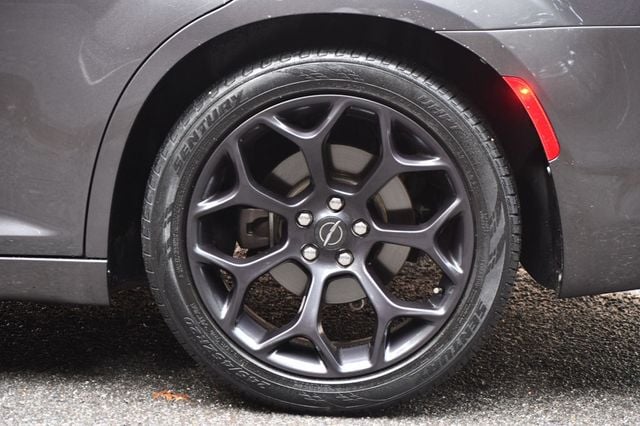 2019 Chrysler 300 300S RWD - 22866809 - 15