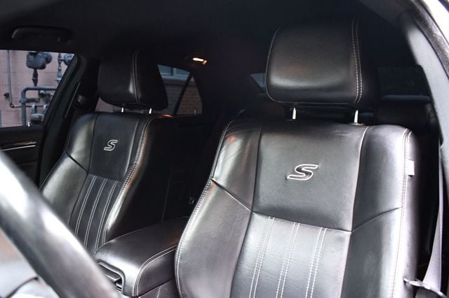 2019 Chrysler 300 300S RWD - 22866809 - 17