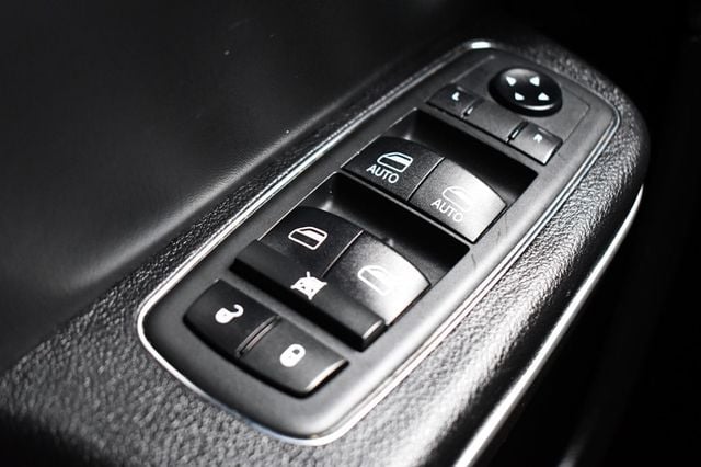 2019 Chrysler 300 300S RWD - 22866809 - 21