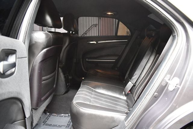 2019 Chrysler 300 300S RWD - 22866809 - 38