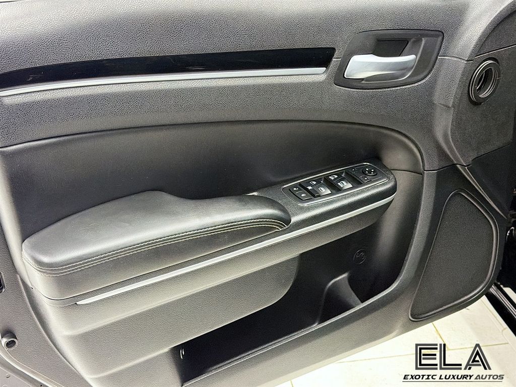 2019 Chrysler 300 300S RWD - 23025187 - 18