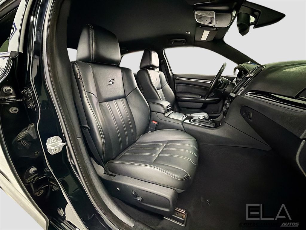 2019 Chrysler 300 300S RWD - 23025187 - 29