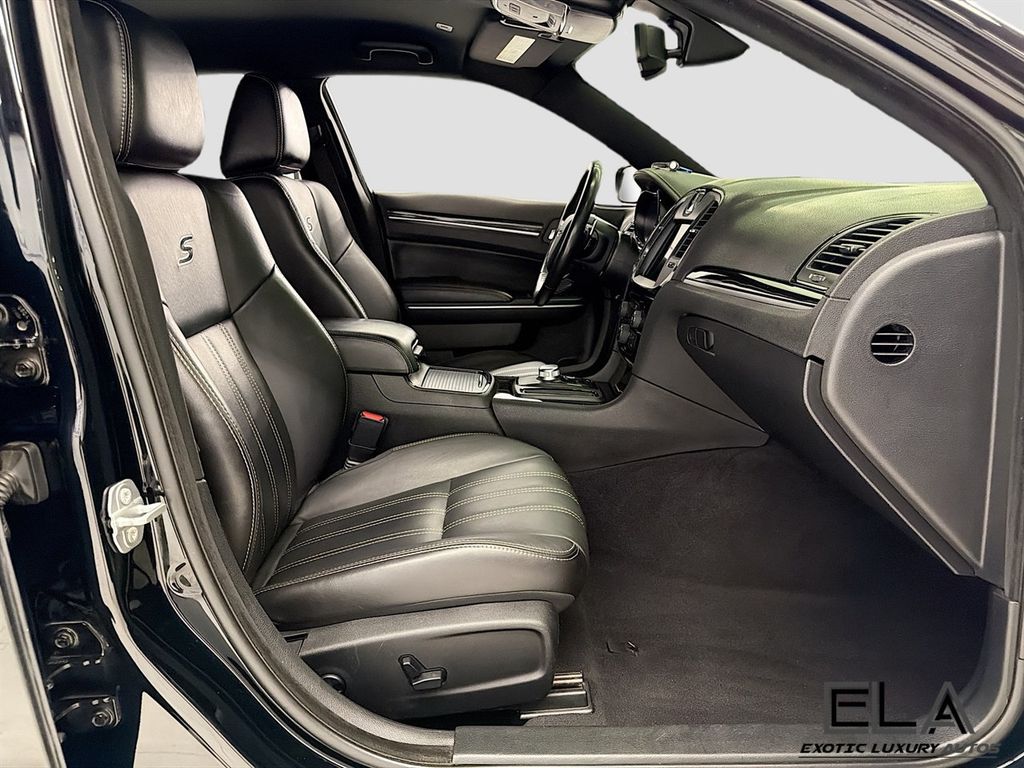 2019 Chrysler 300 300S RWD - 23025187 - 30