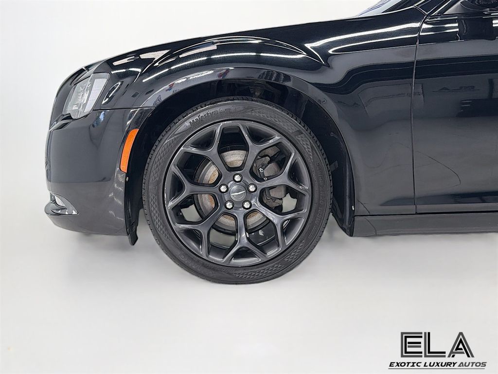 2019 Chrysler 300 300S RWD - 23025187 - 32