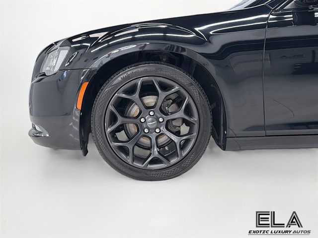 2019 Chrysler 300 300S RWD - 23025187 - 32