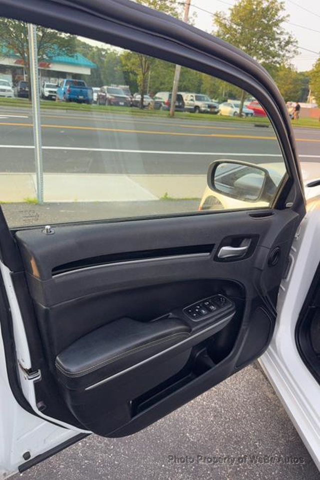 2019 Chrysler 300 300S RWD - 22928564 - 9