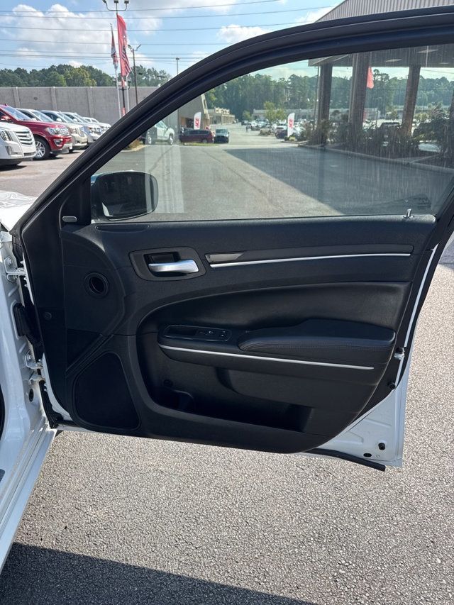 2019 Chrysler 300 Limited AWD - 22903657 - 14