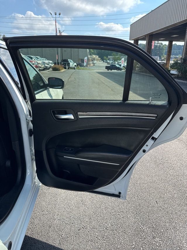 2019 Chrysler 300 Limited AWD - 22903657 - 16