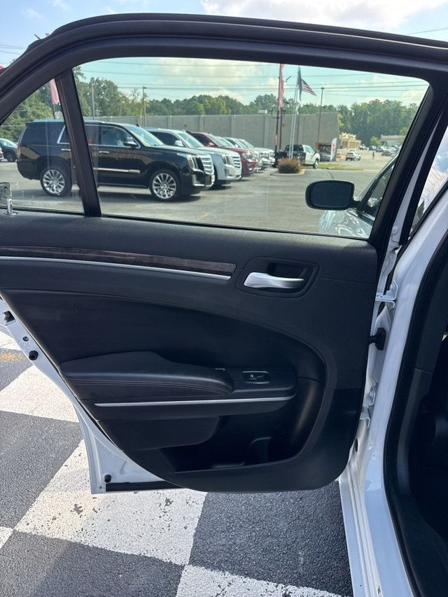 2019 Chrysler 300 Limited AWD - 22903657 - 19