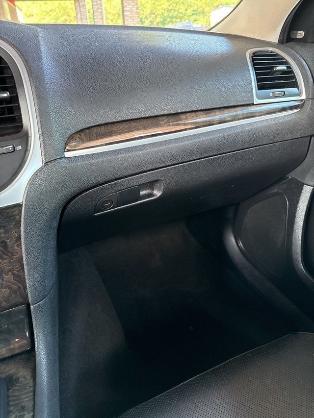 2019 Chrysler 300 Limited AWD - 22903657 - 24