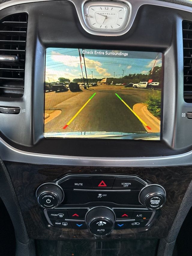 2019 Chrysler 300 Limited AWD - 22903657 - 26