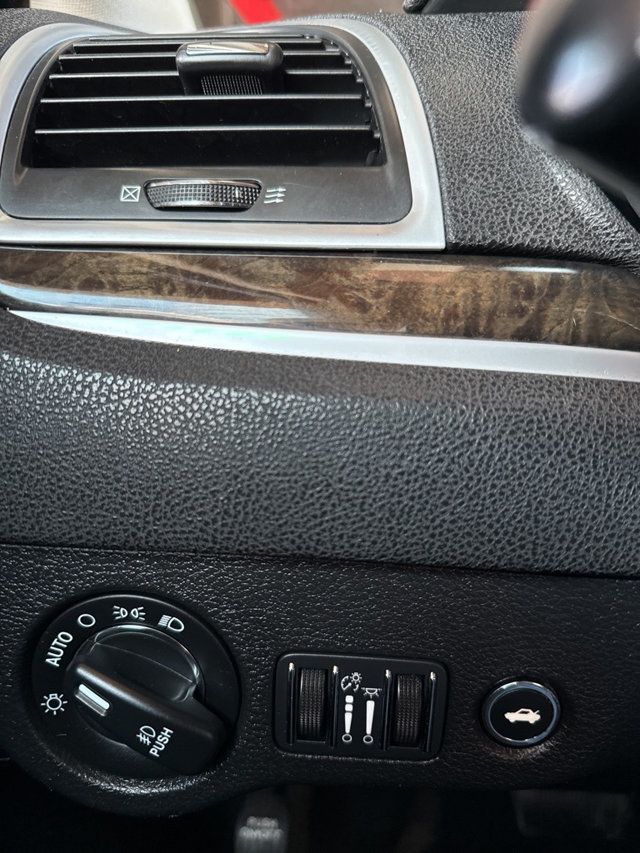 2019 Chrysler 300 Limited AWD - 22903657 - 30