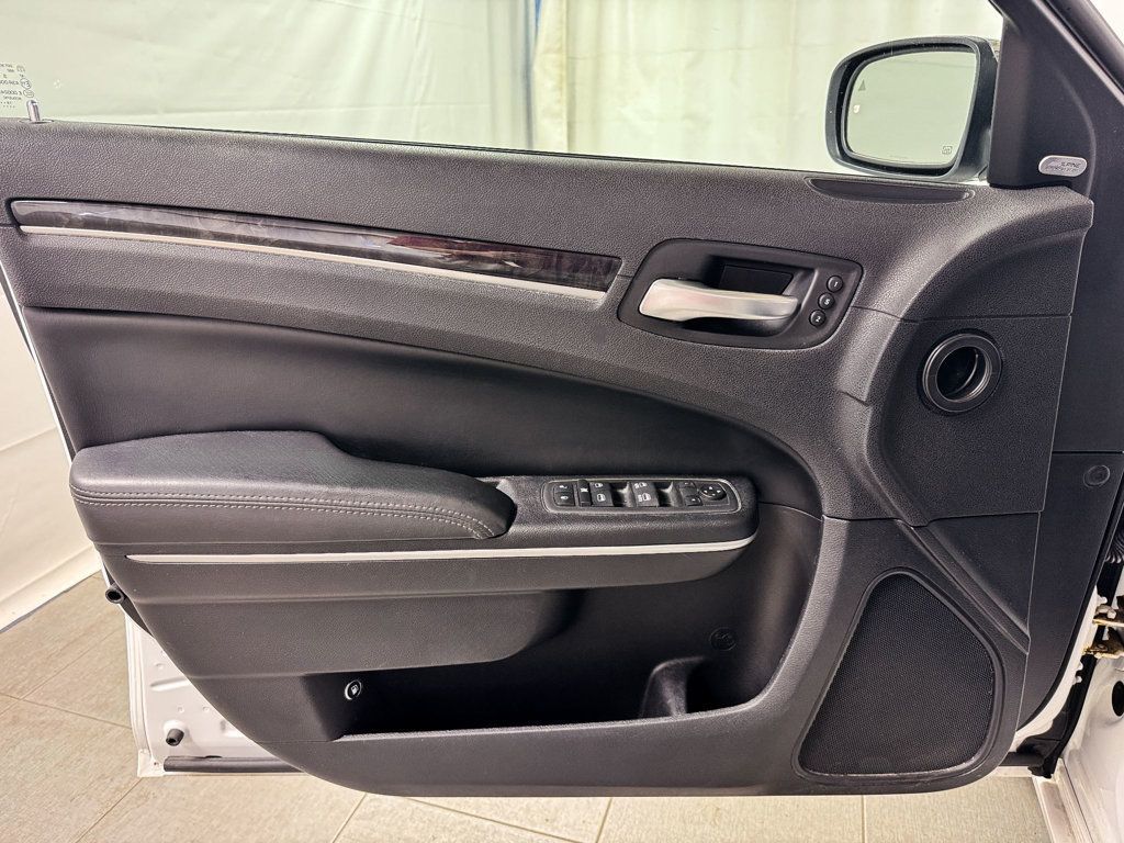 2019 Chrysler 300 Limited AWD - 23097262 - 14