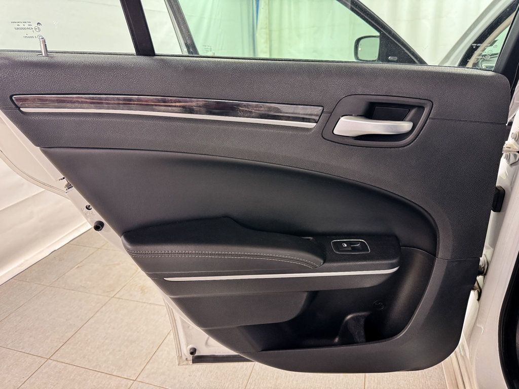 2019 Chrysler 300 Limited AWD - 23097262 - 15