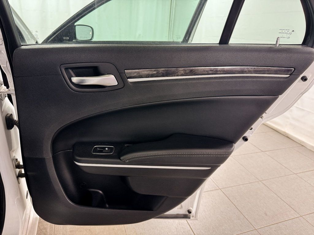 2019 Chrysler 300 Limited AWD - 23097262 - 16