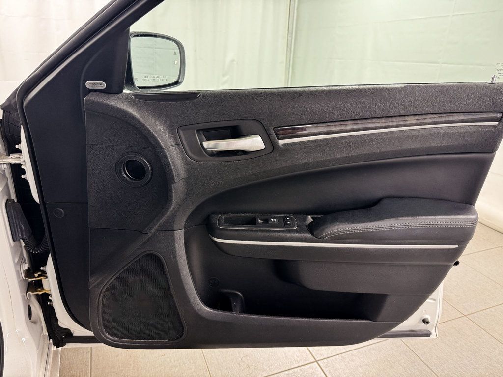 2019 Chrysler 300 Limited AWD - 23097262 - 17