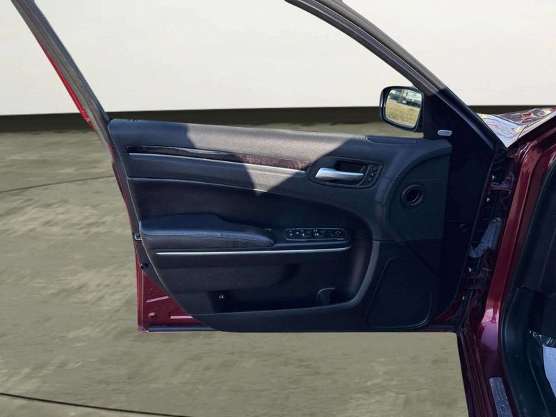 2019 Chrysler 300 Limited RWD - 22986270 - 9