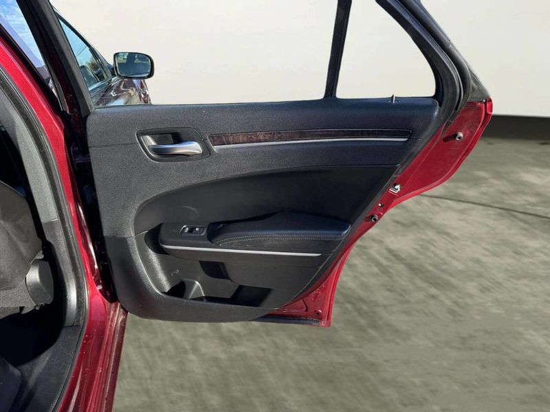 2019 Chrysler 300 Limited RWD - 22986270 - 15