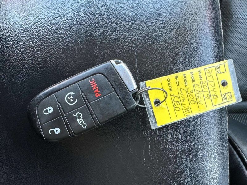 2019 Chrysler 300 Limited RWD - 22986270 - 34