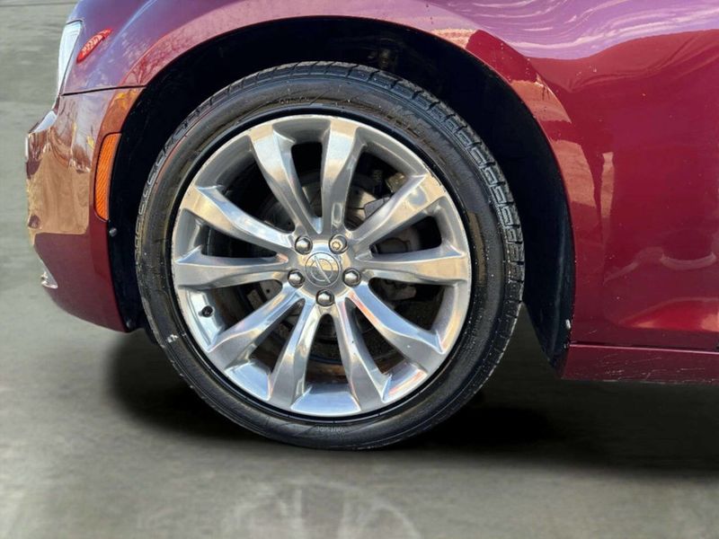 2019 Chrysler 300 Limited RWD - 22986270 - 35