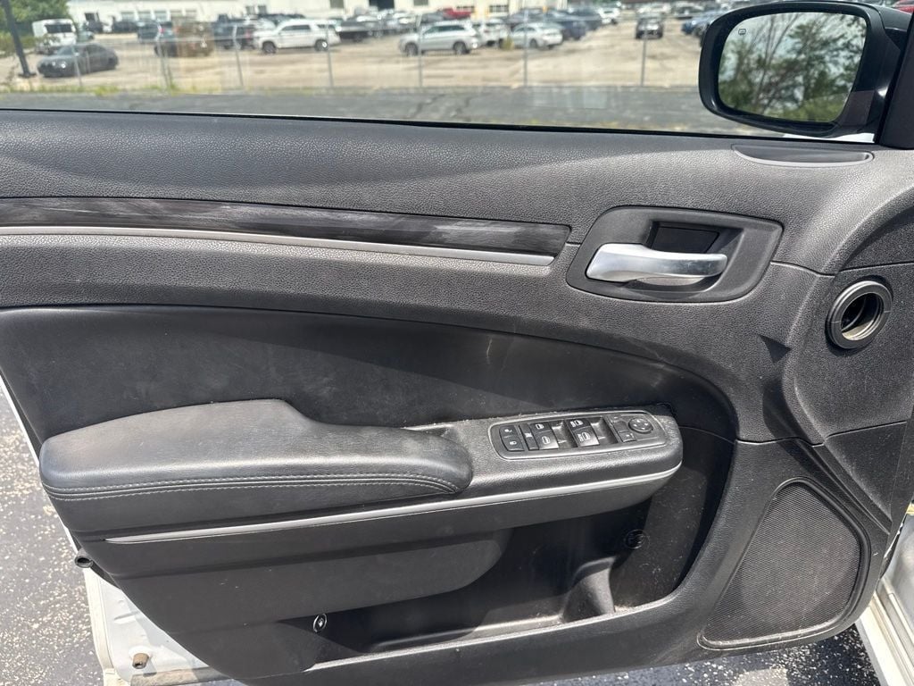2019 Chrysler 300 Touring - 23051345 - 11