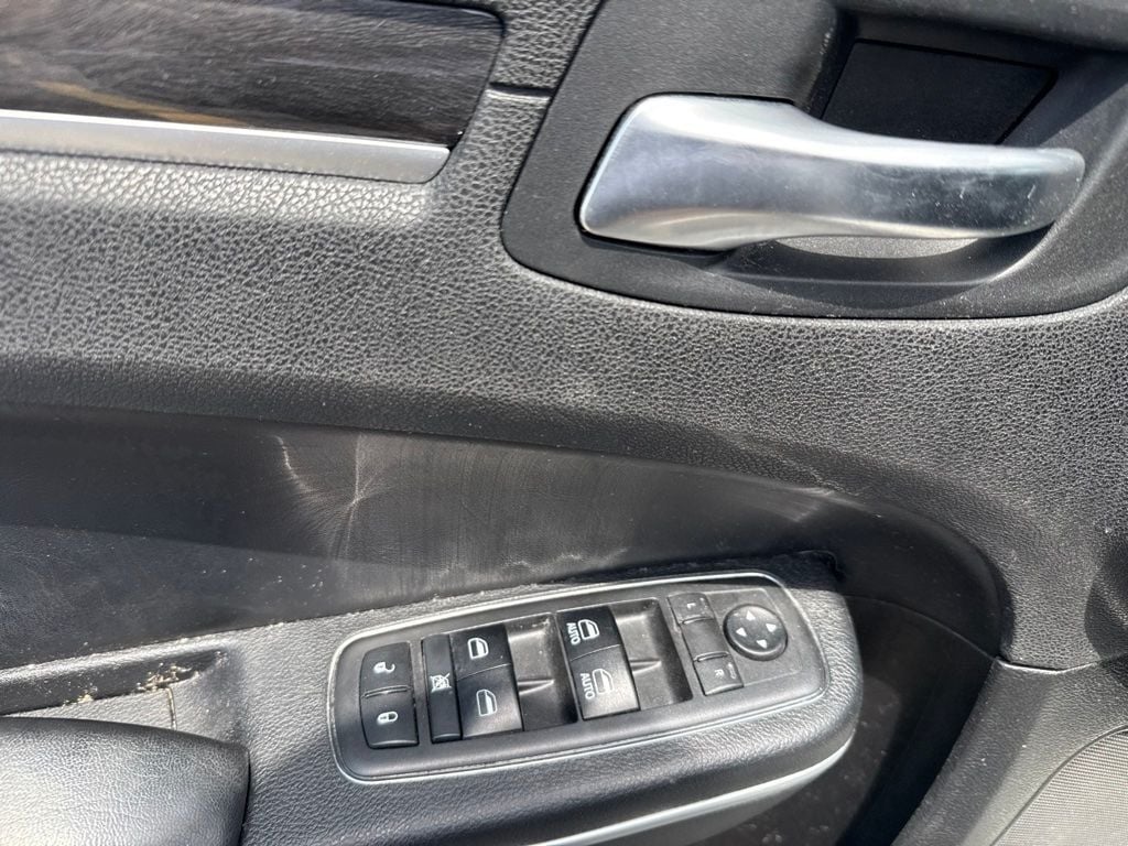 2019 Chrysler 300 Touring - 23051345 - 12