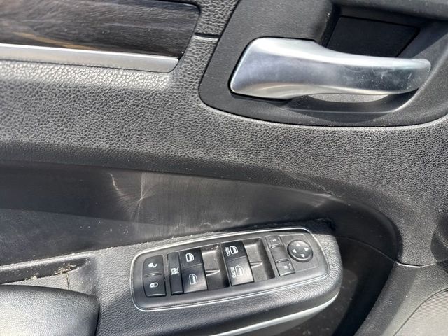 2019 Chrysler 300 Touring - 23051345 - 12