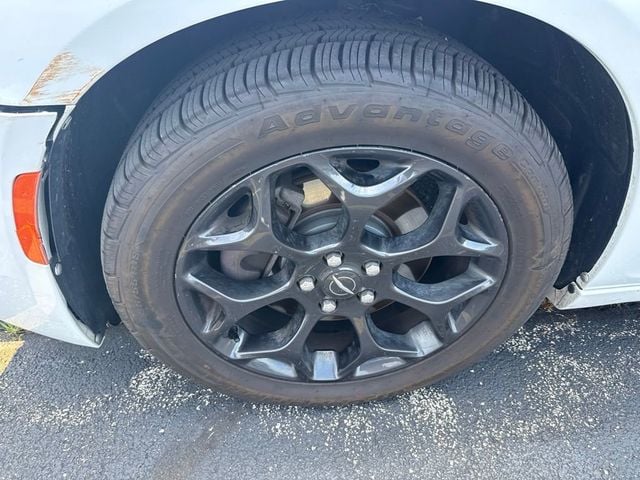2019 Chrysler 300 Touring - 23051345 - 1