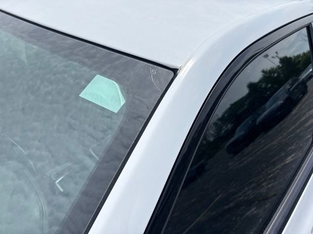 2019 Chrysler 300 Touring - 23051345 - 3