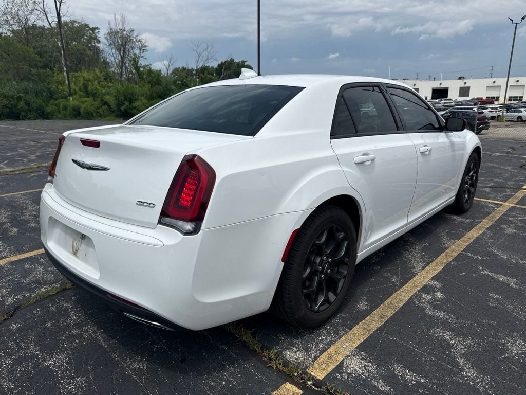 2019 Chrysler 300 Touring - 23051345 - 7