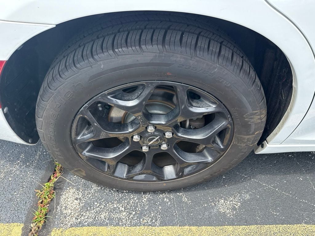 2019 Chrysler 300 Touring - 23051345 - 8