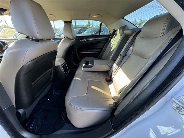 2019 Chrysler 300 Touring - 22643574 - 17