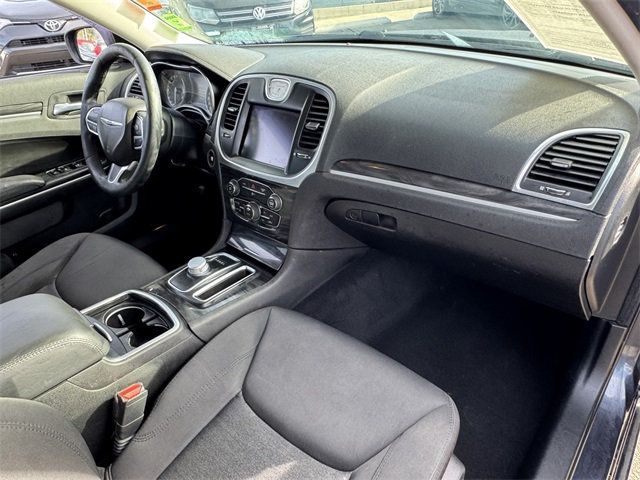 2019 Chrysler 300 Touring - 22786032 - 9